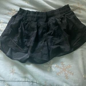 Lululemon camo hotty hot shorts size 8 2.5 length